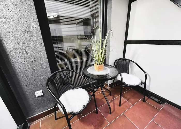 Luxe Central Studio With Pool, Parking & Ac
