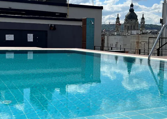 Luxe Central Studio With Pool, Parking & Ac