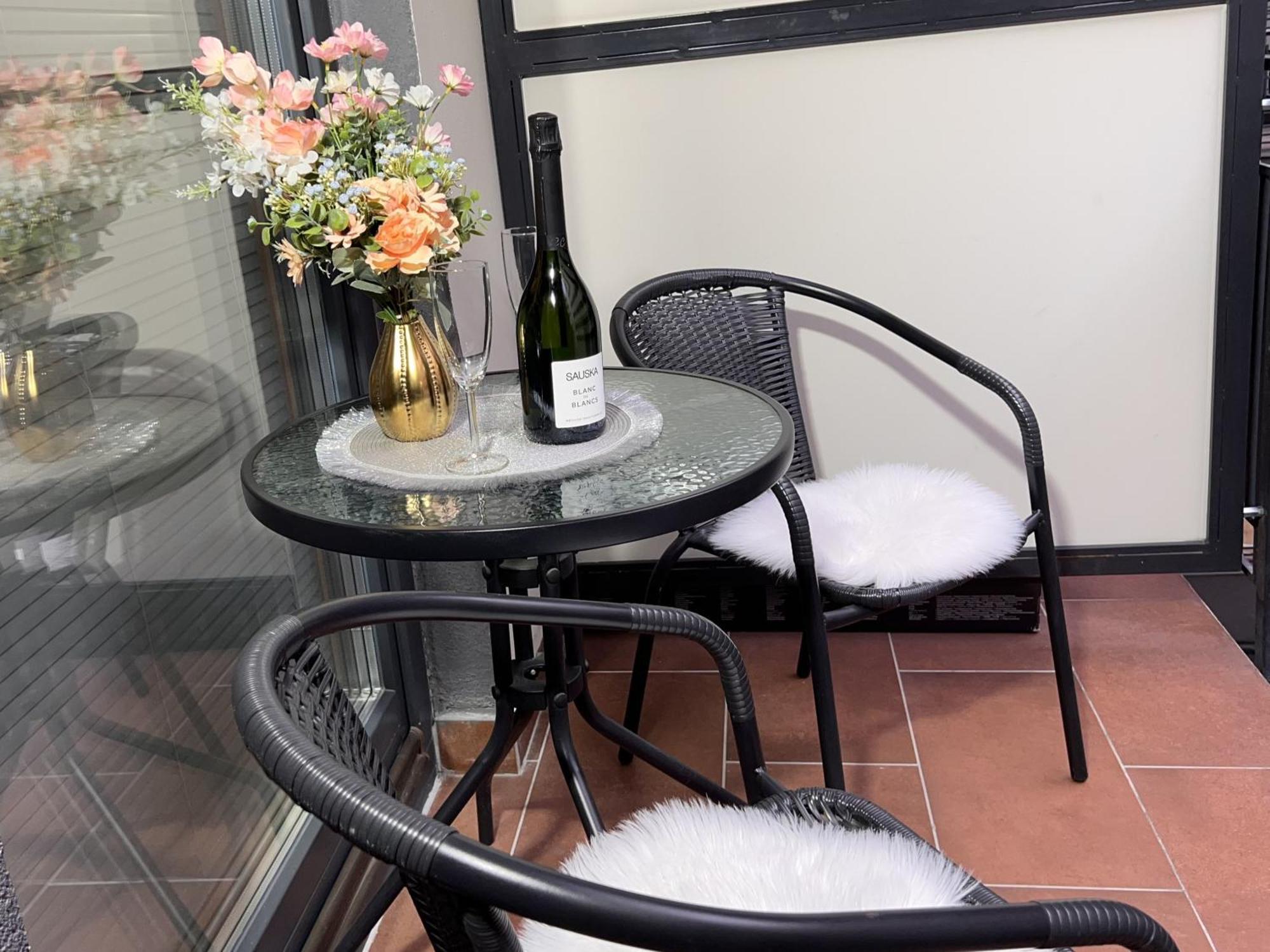 Luxe With Pool, Parking & Ac Boedapest