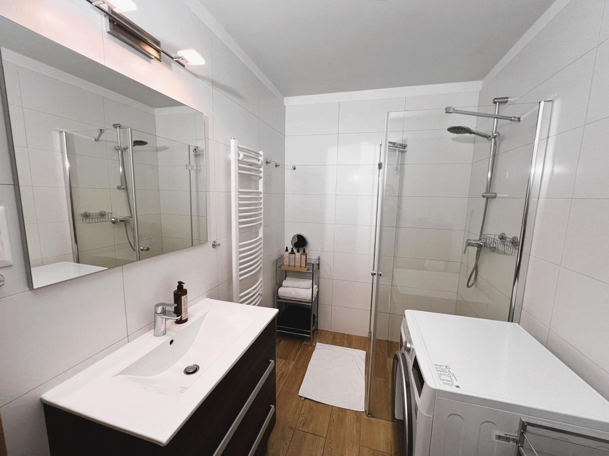 Luxe With Pool, Parking & Ac Appartement