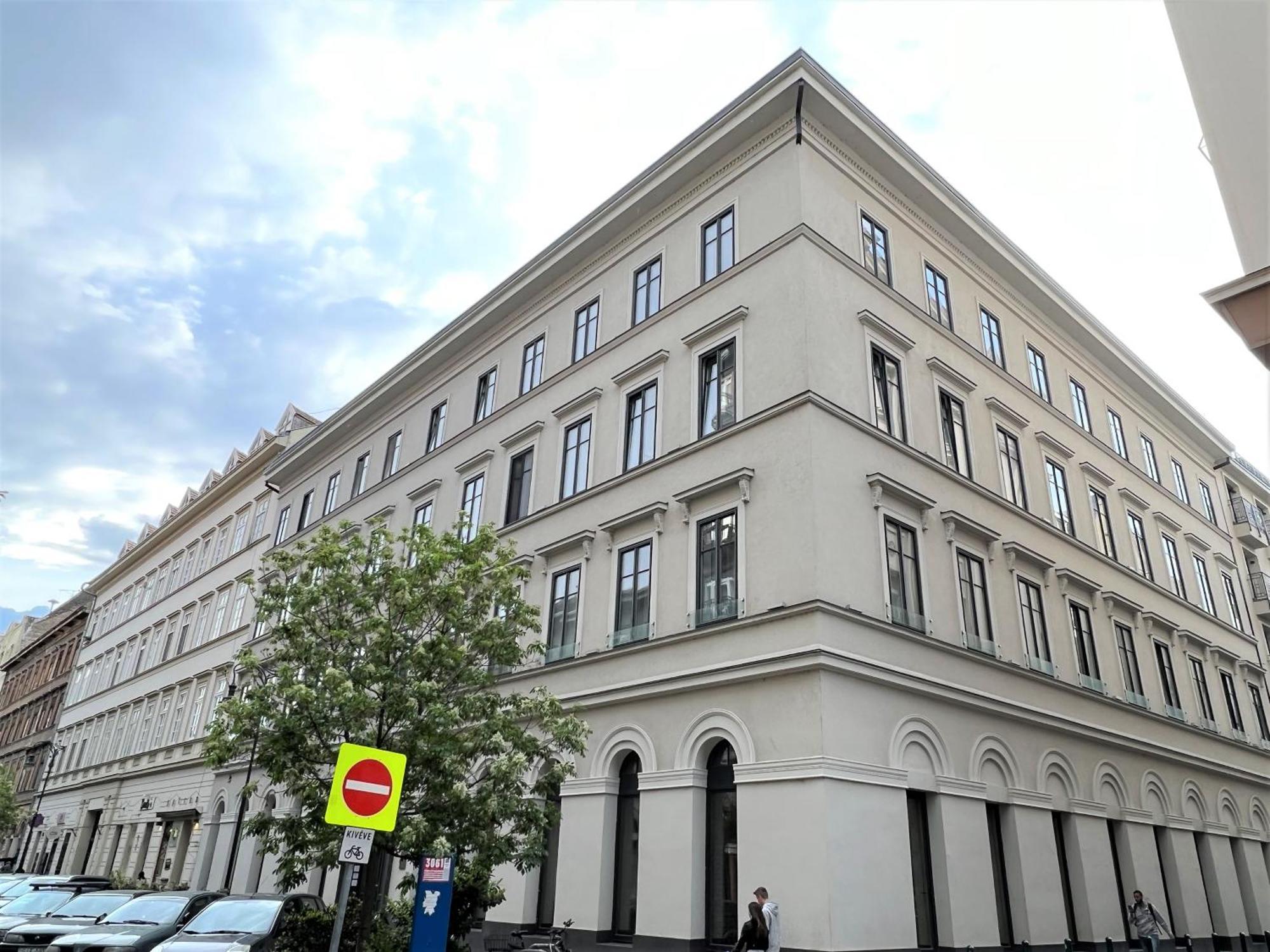 Luxe With Pool, Parking & Ac Apartament