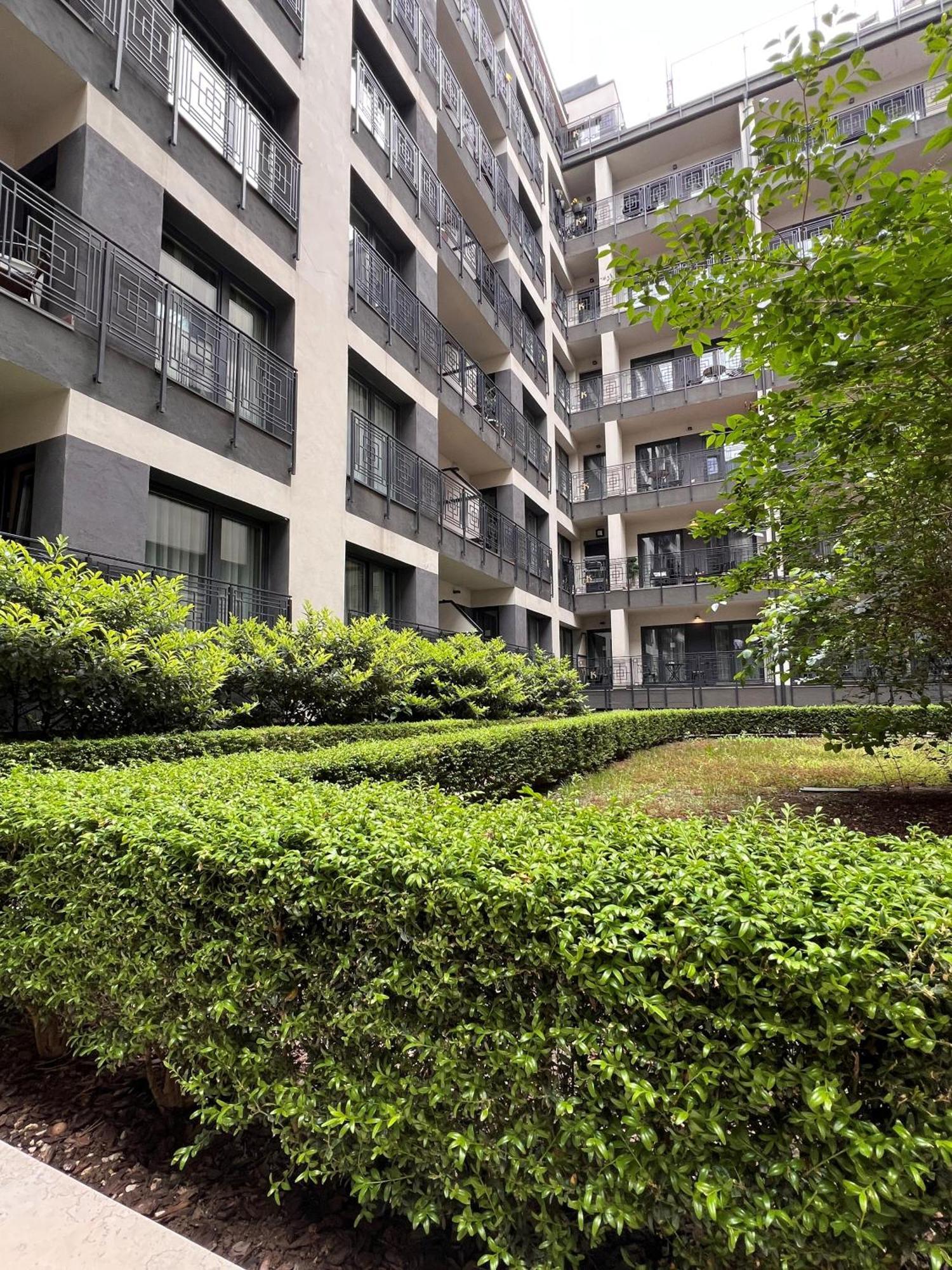 Luxe With Pool, Parking & Ac Apartament